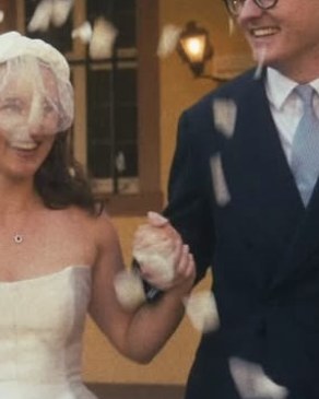 Filmstill: Jubelnder Auszug mit Konfetti